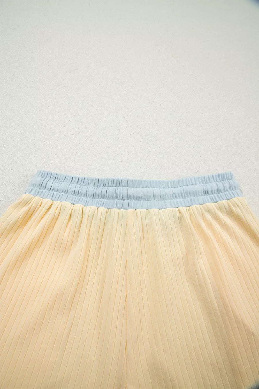 Color block ribbed shorts with light blue elastic waistband