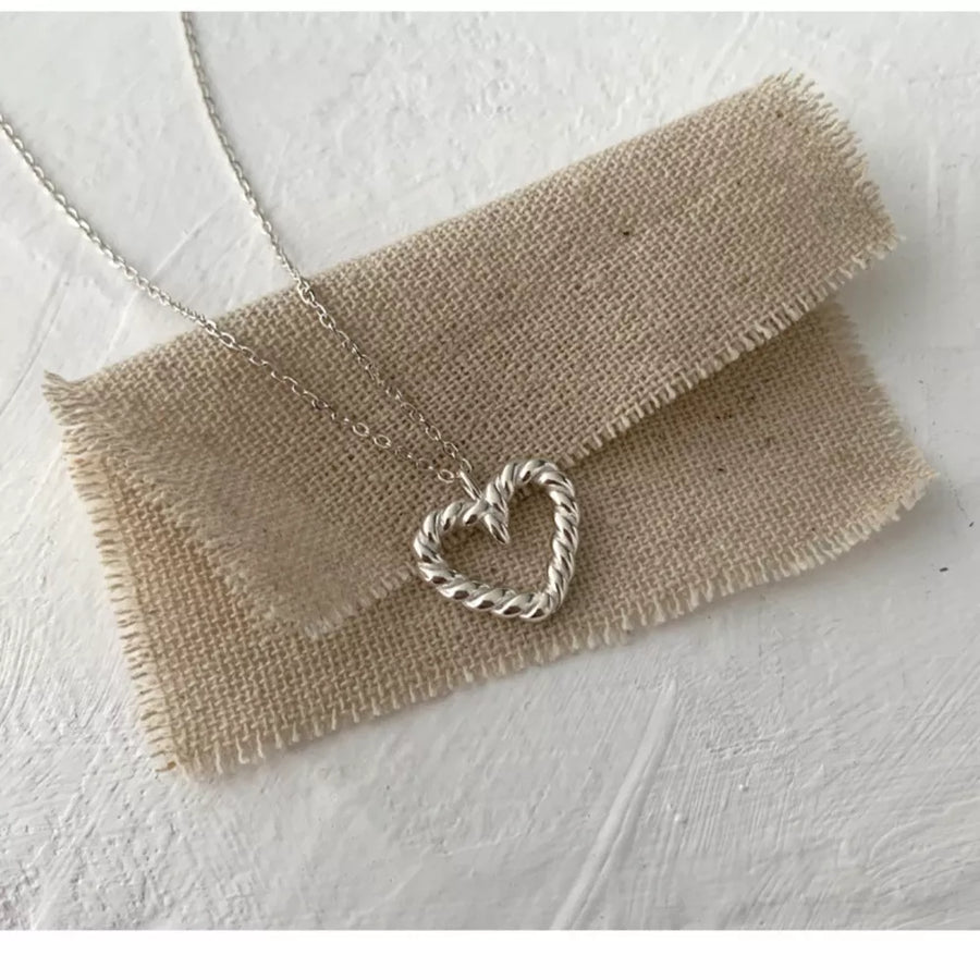 925 Sterling Silver Heart Necklace in silver with heart pendant
