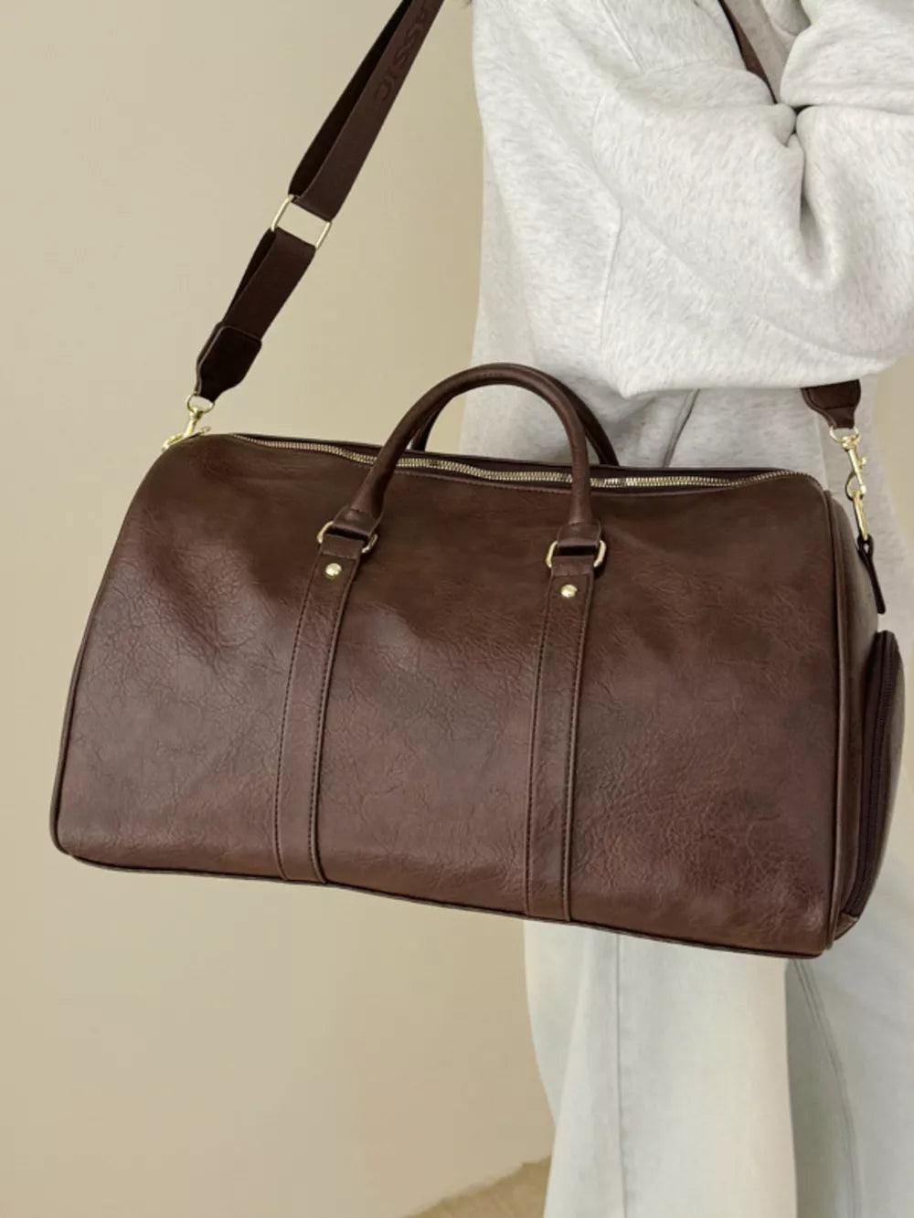 Classic large brown pu leather travel bag with detachable strap and gold hardware.