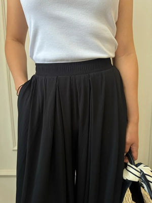 wide-leg pants in Khaki with pleated front and full-length