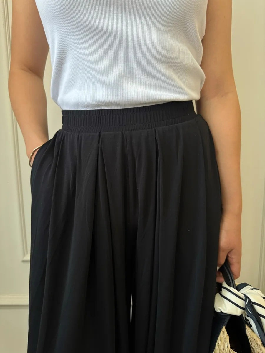 wide-leg pants in Khaki with pleated front and full-length