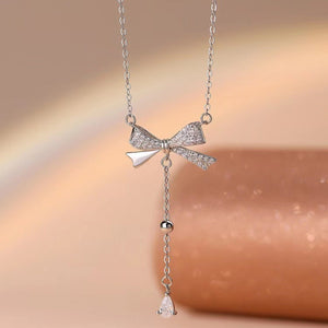 silver necklace with pendant and NA