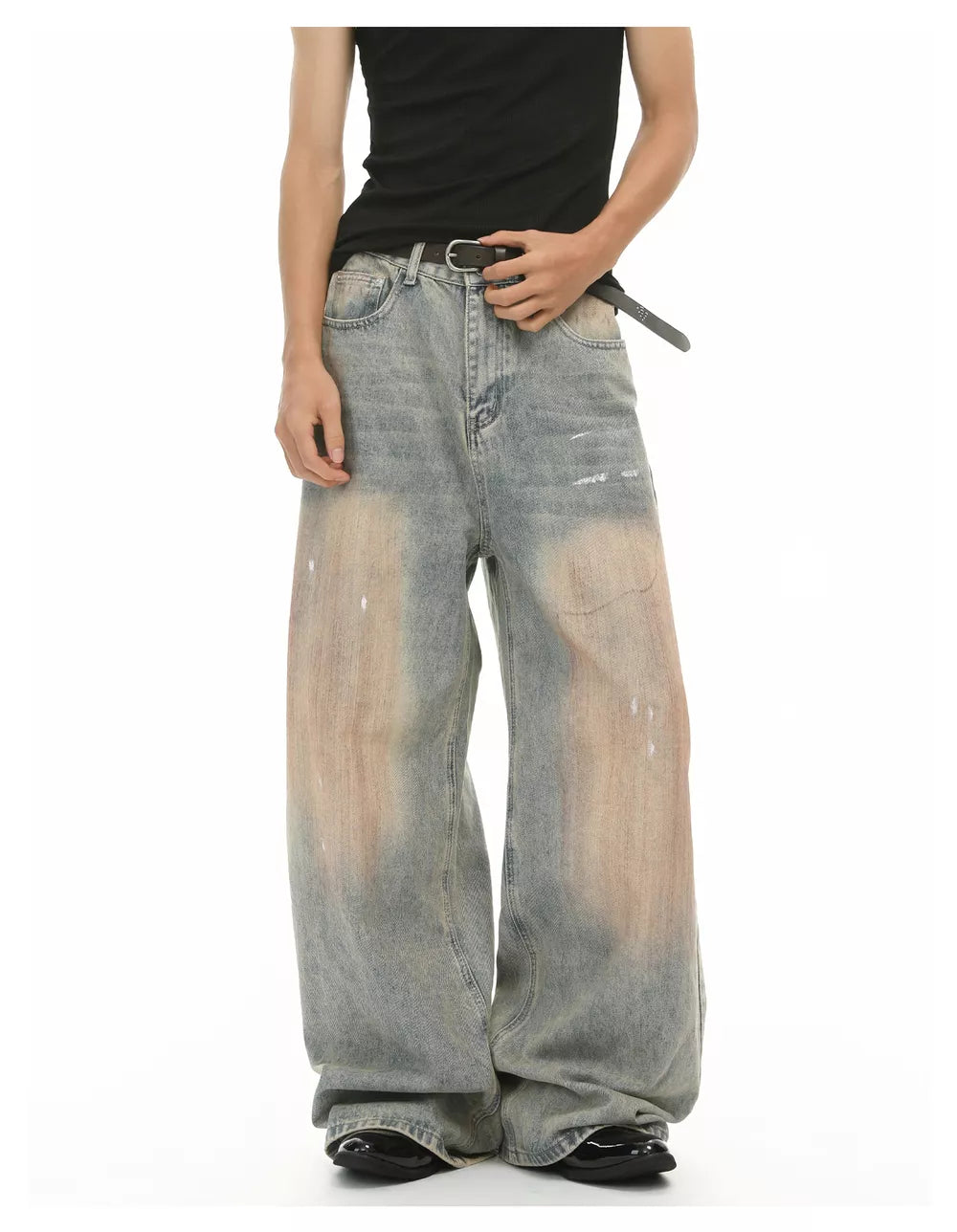 Relaxed fit vintage wash jeans in blue denim with distressed details and a baggy cut.