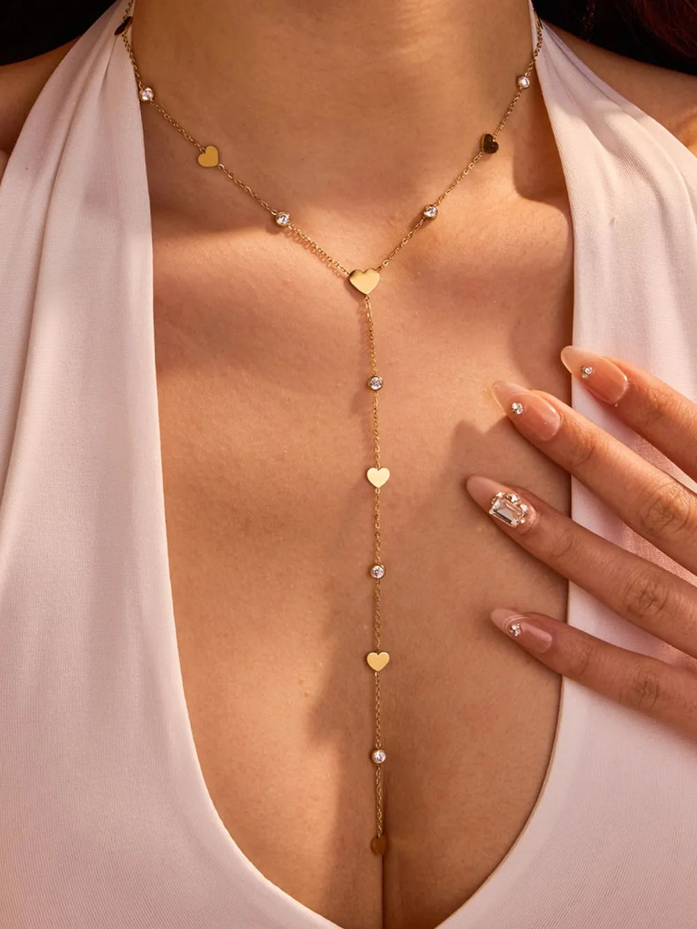 necklace in gold featuring heart charms and regular fit