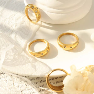 Gold ring with zircon star details, elegant and modern jewelry for women.