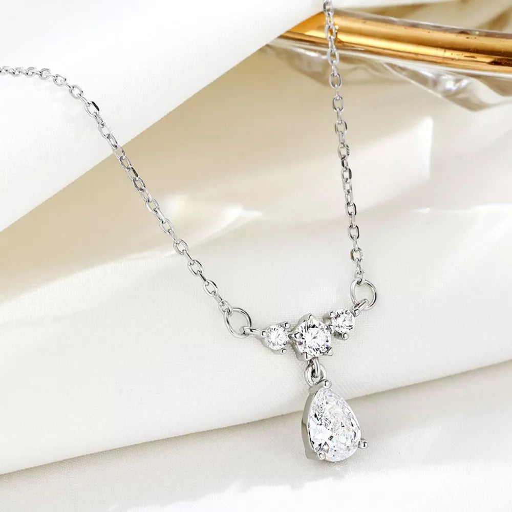 necklace in silver featuring teardrop pendant and teardrop fit