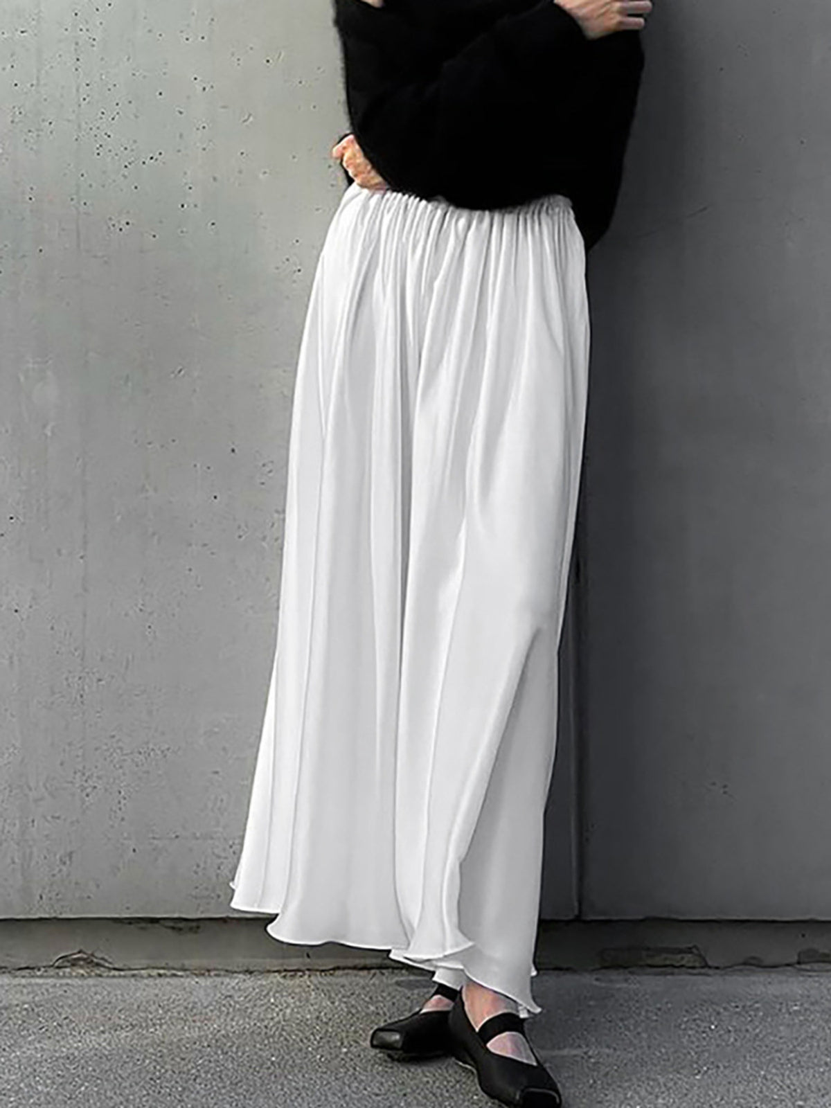 White high-waisted maxi skirt with pockets, flowy and elegant.