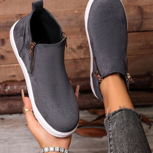 ankle boots in Black with side zipper and ankle-length