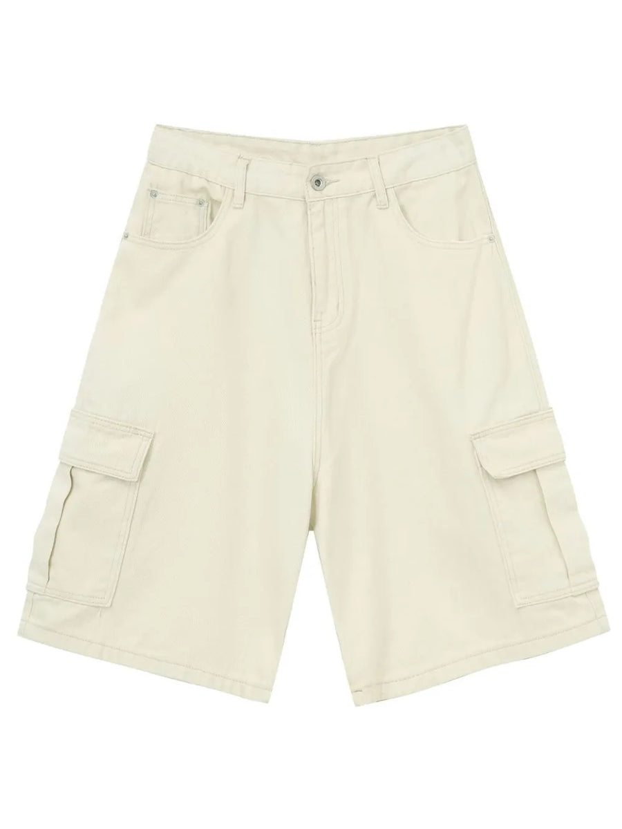 Beige baggy cargo Bermuda shorts with buttoned waist and side pockets.