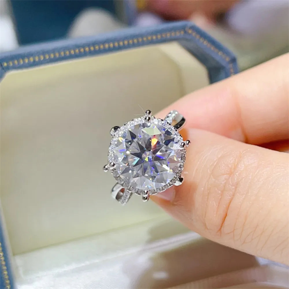 ring in silver featuring round cut and round fit