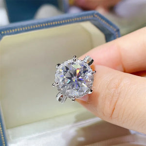 ring in silver featuring round cut and round fit