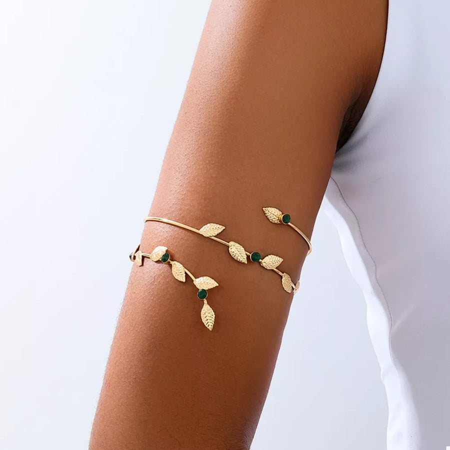 bracelet in emerald green with leaf and rhinestone embellishment