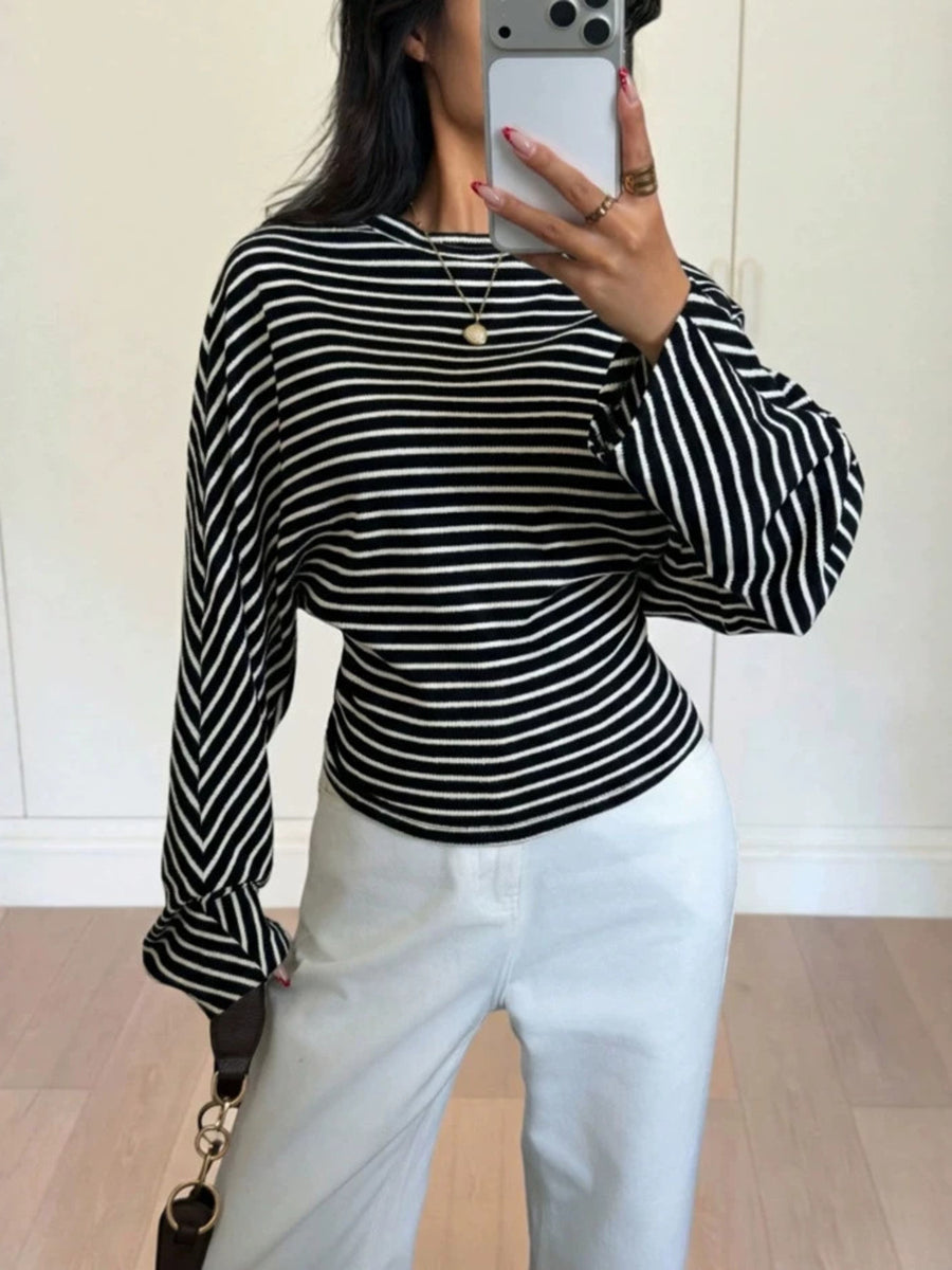 modern t-shirt in Black with round neck