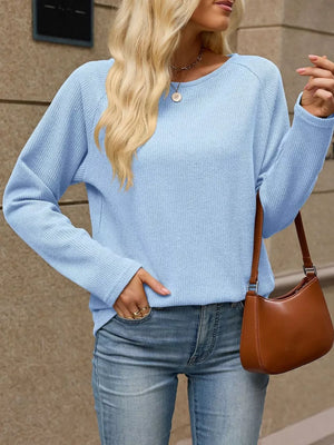 t-shirt in sage green with crew neck and raglan sleeve