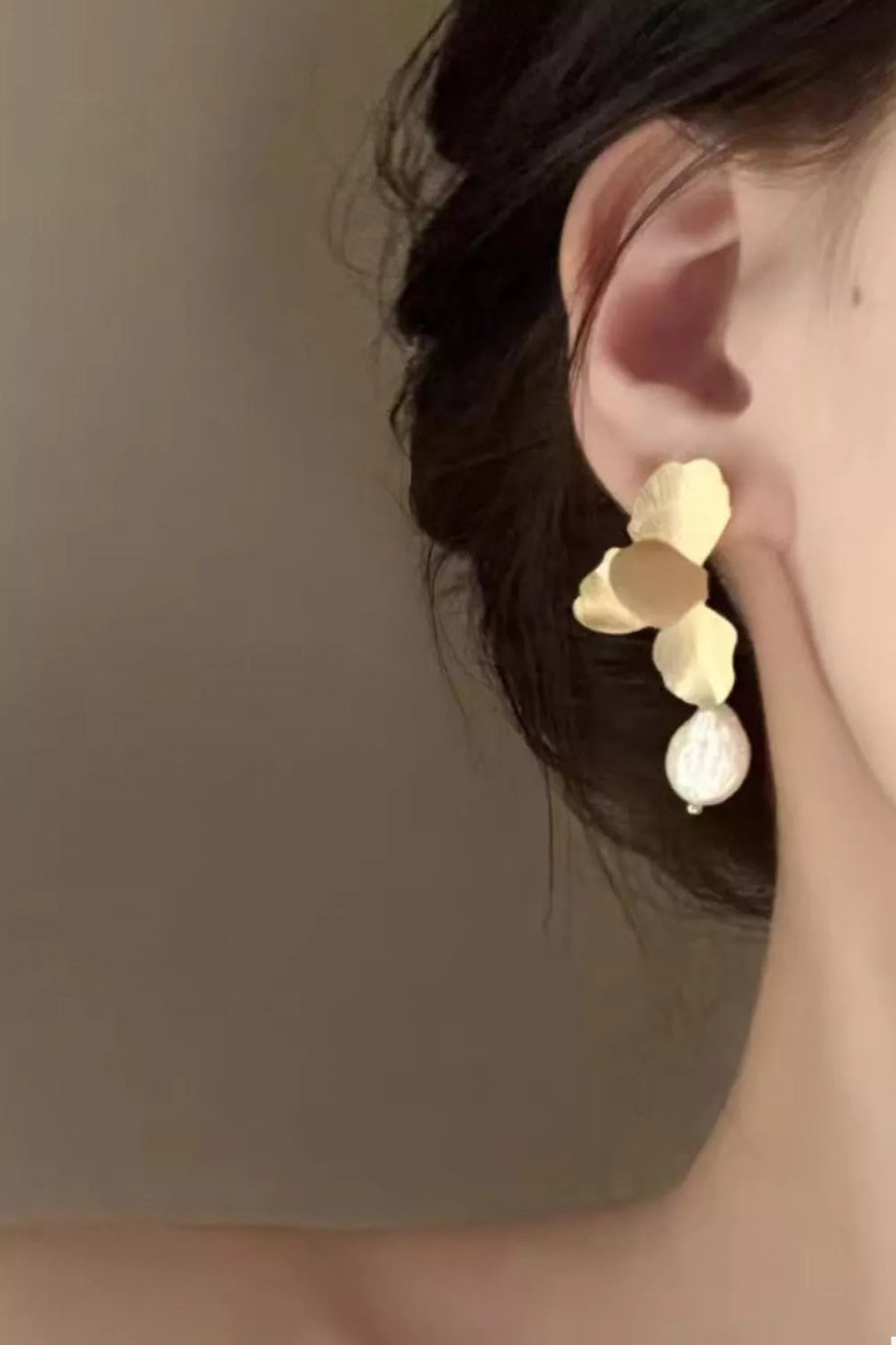 earrings in gold featuring drop design and regular fit
