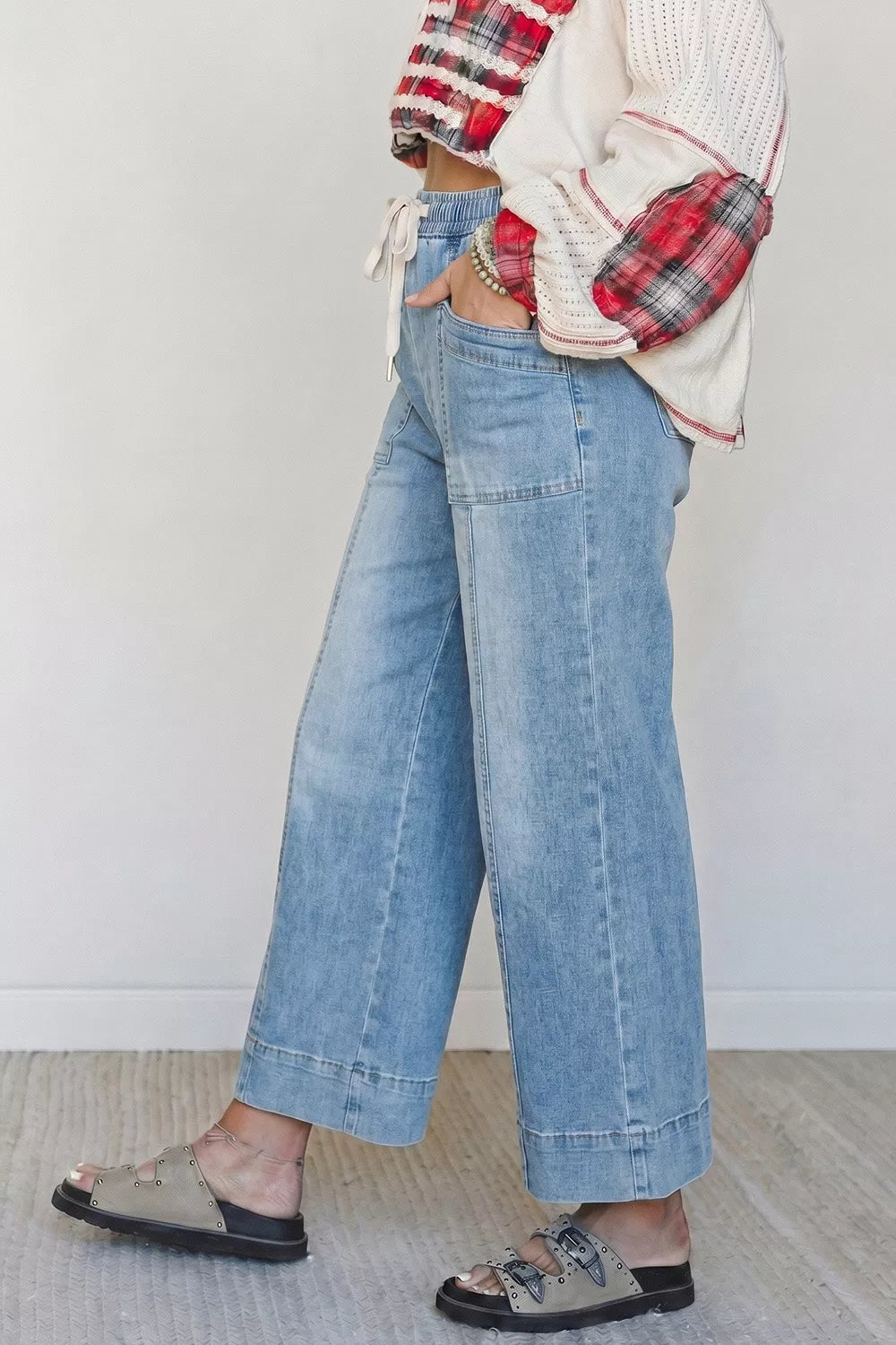 modern wide-leg jeans in Light Blue with N/A
