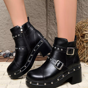 black boots with ankle-length and zip-front