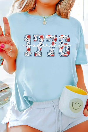 Light blue cotton t-shirt with floral emblem 1776 America graphic