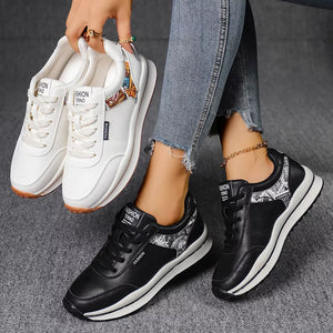 sneakers in white featuring round toe and regular fit