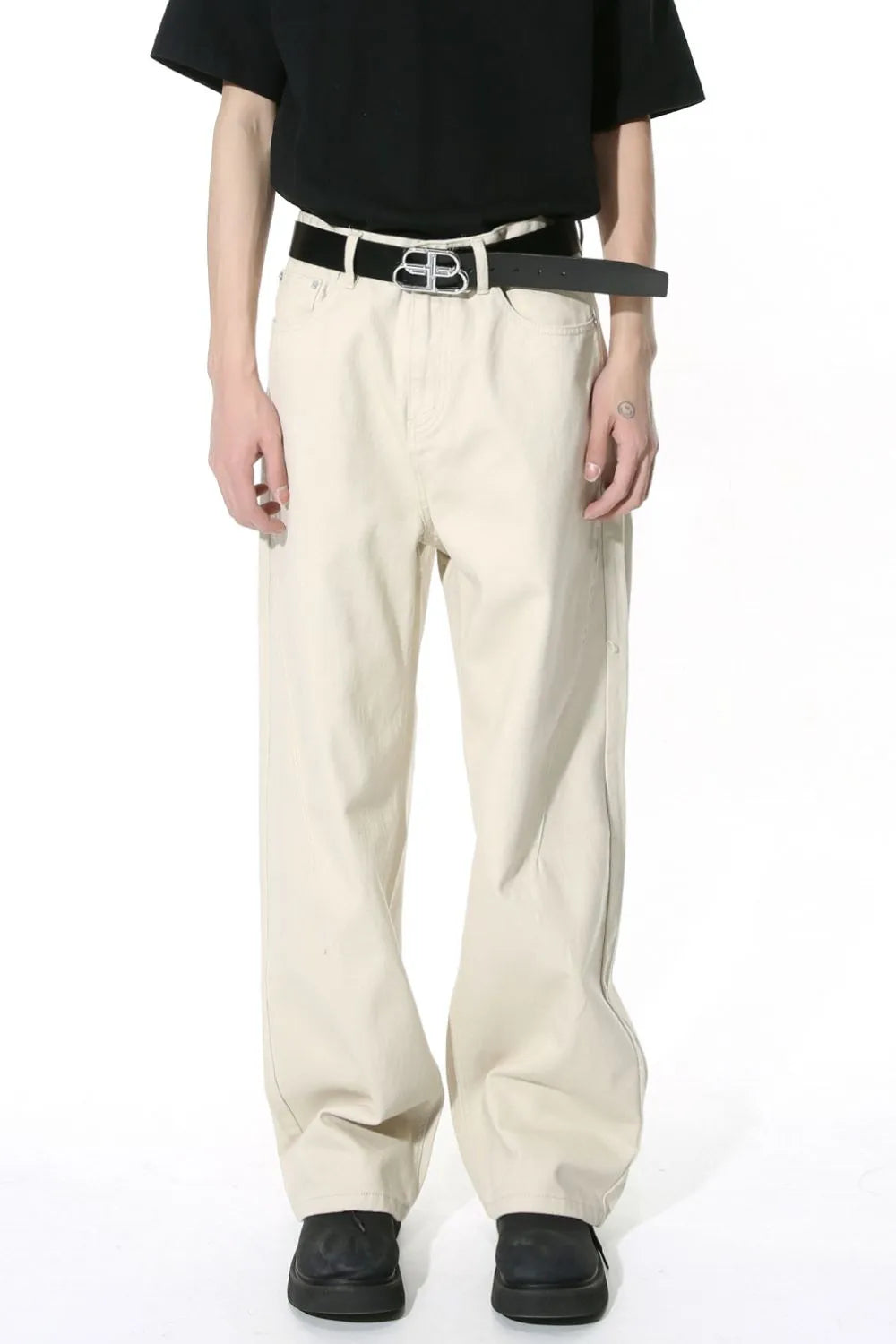 Wide-leg cream denim jeans with angular seams and a casual fit.