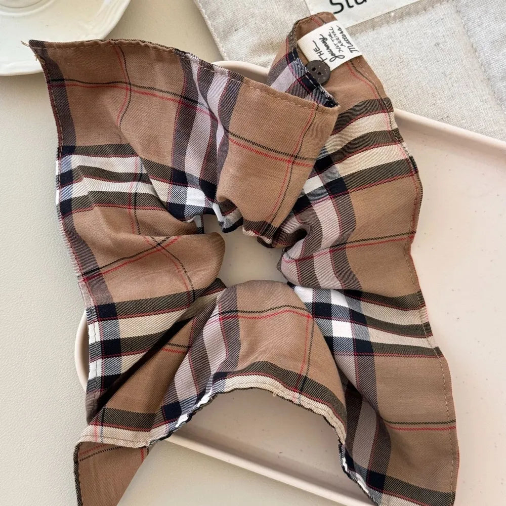 Plaid bow-tie scrunchie in Camel with button detail