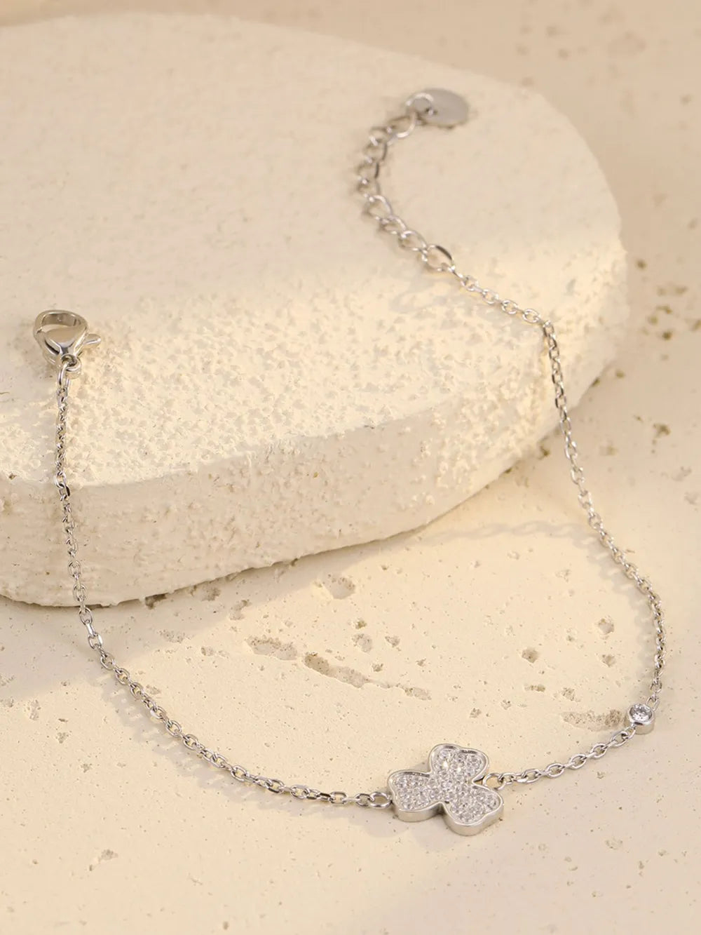 bracelet in Gold with clover charm and adjustable
