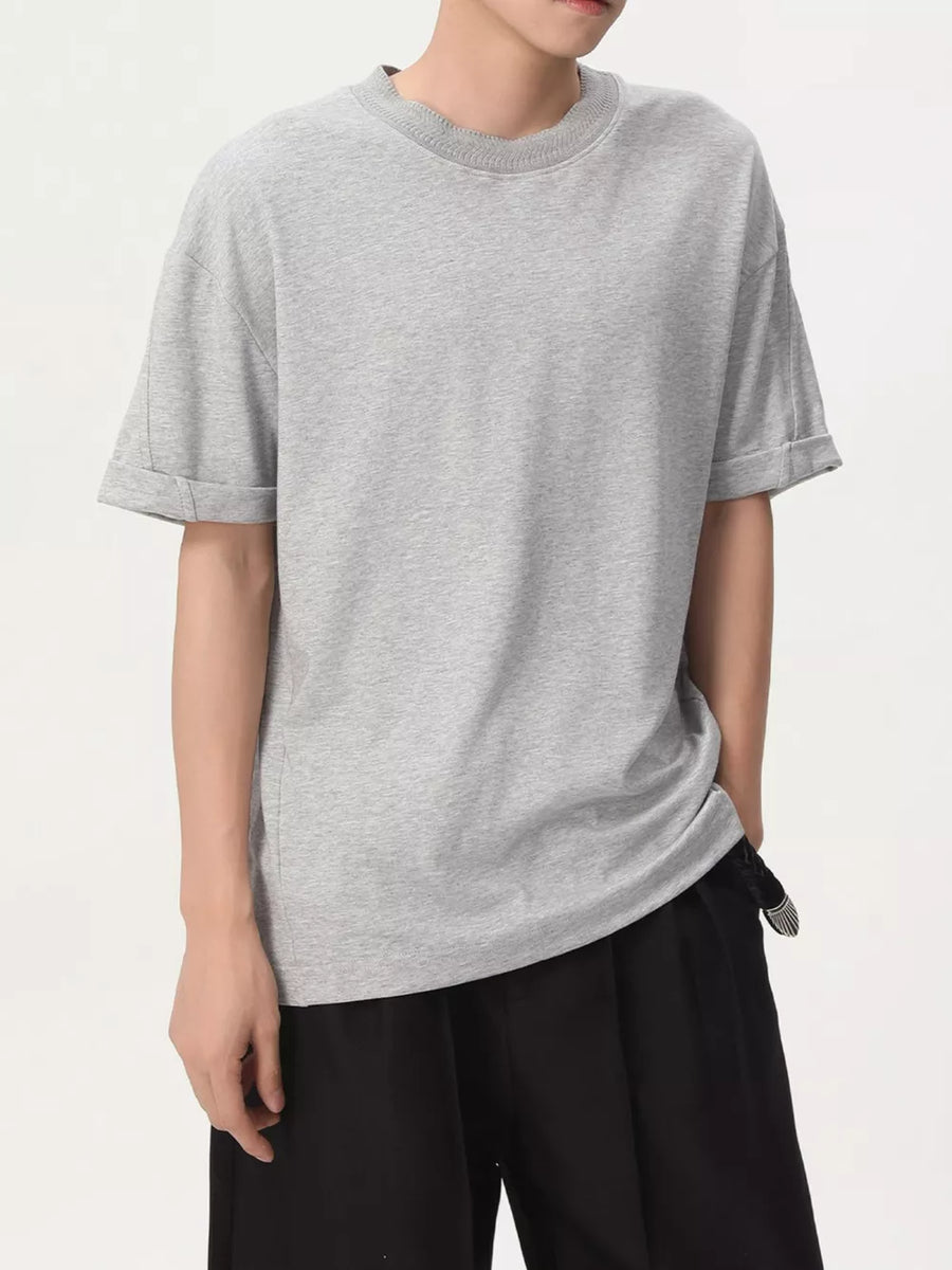 Grey cotton t-shirt with round neck and cuffed short sleeves.