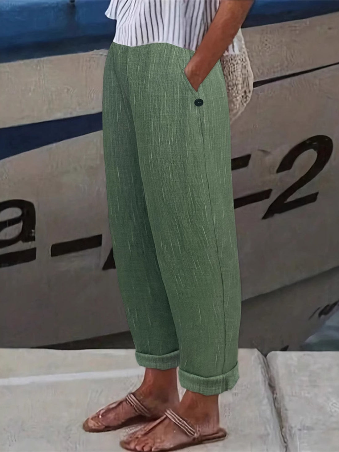 pants in Black with pocketed and cropped