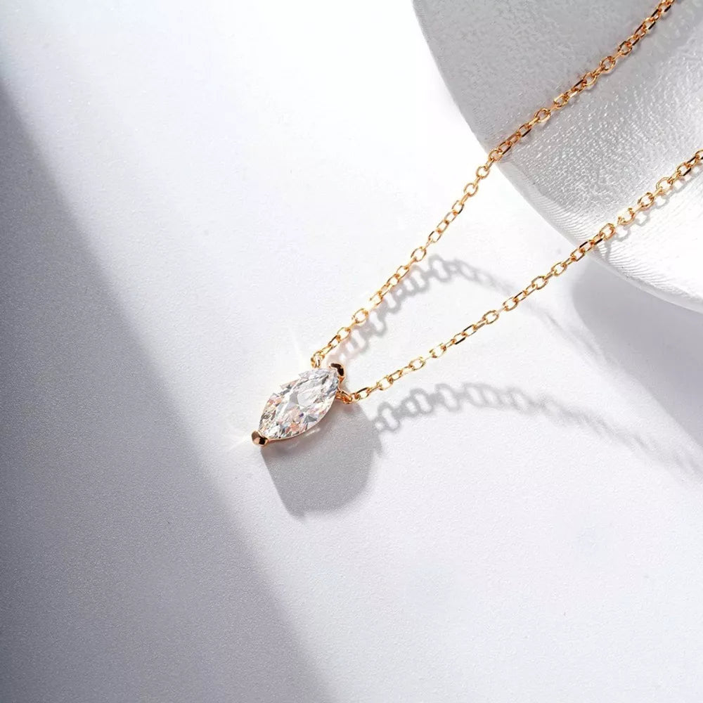 18K Gold-Plated, 925 sterling silver, Zircon Care instructions: Avoid wearing du necklace in gold with delicate silhouette