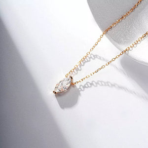 18K Gold-Plated, 925 sterling silver, Zircon Care instructions: Avoid wearing du necklace in gold with delicate silhouette