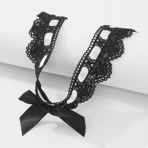 choker in black with floral and lace trim