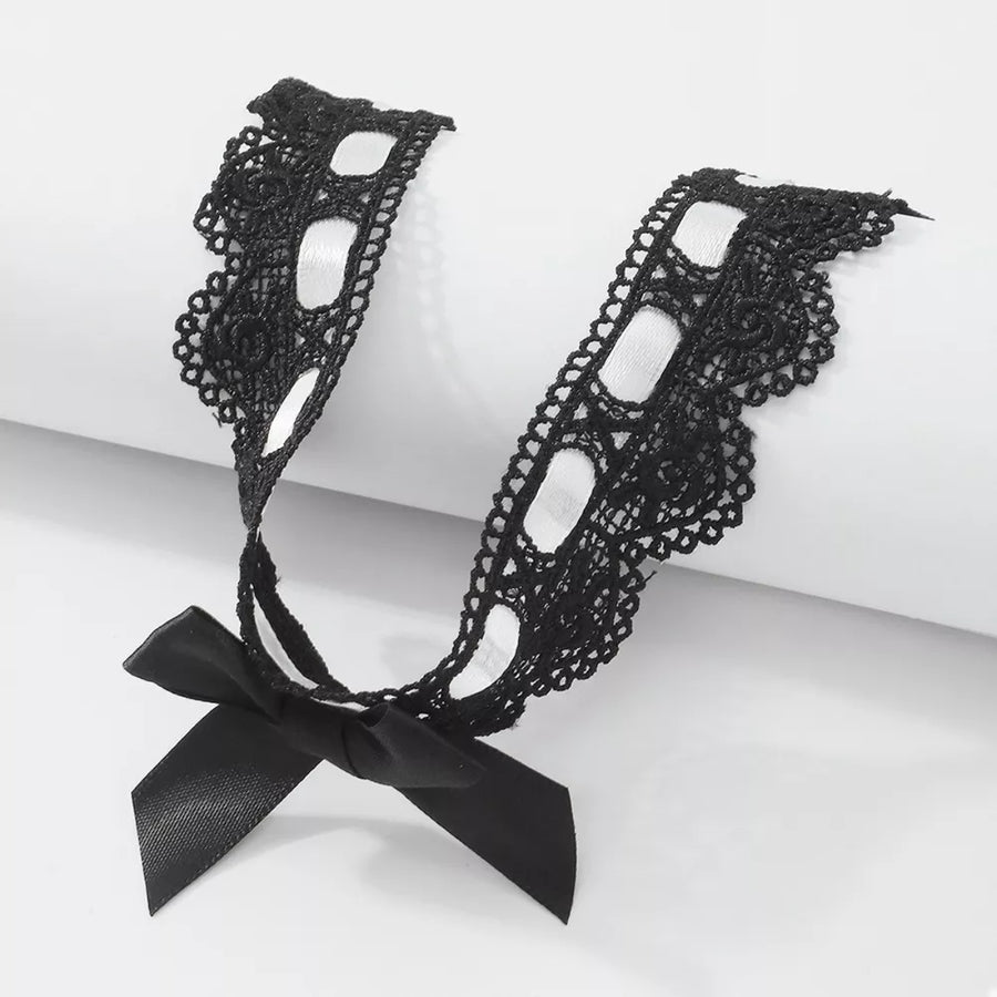 choker in black with floral and lace trim