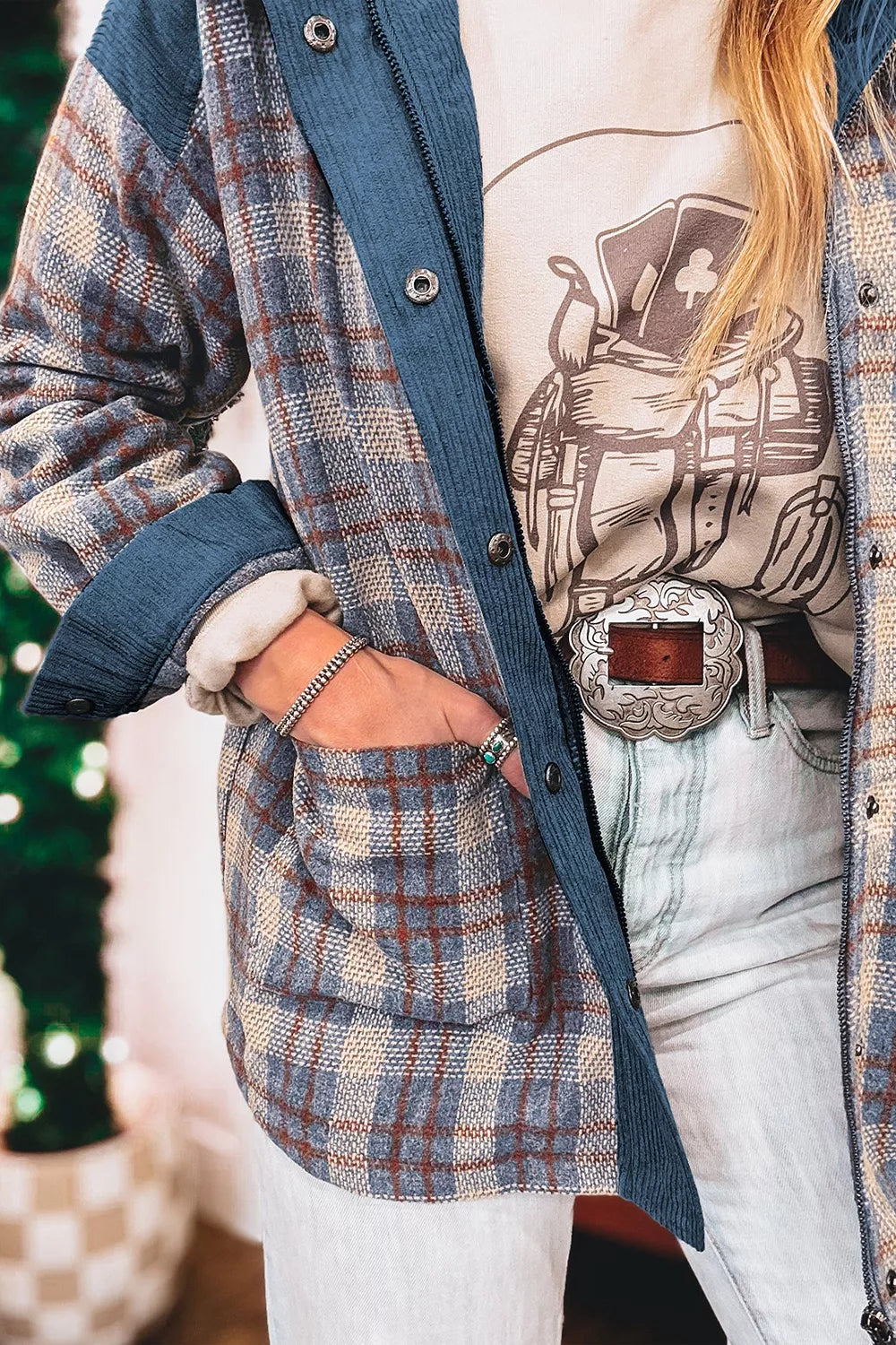 jacket in brown with plaid and pocketed
