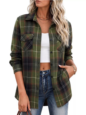 button-down shirt in light blue with buttoned and hip-length