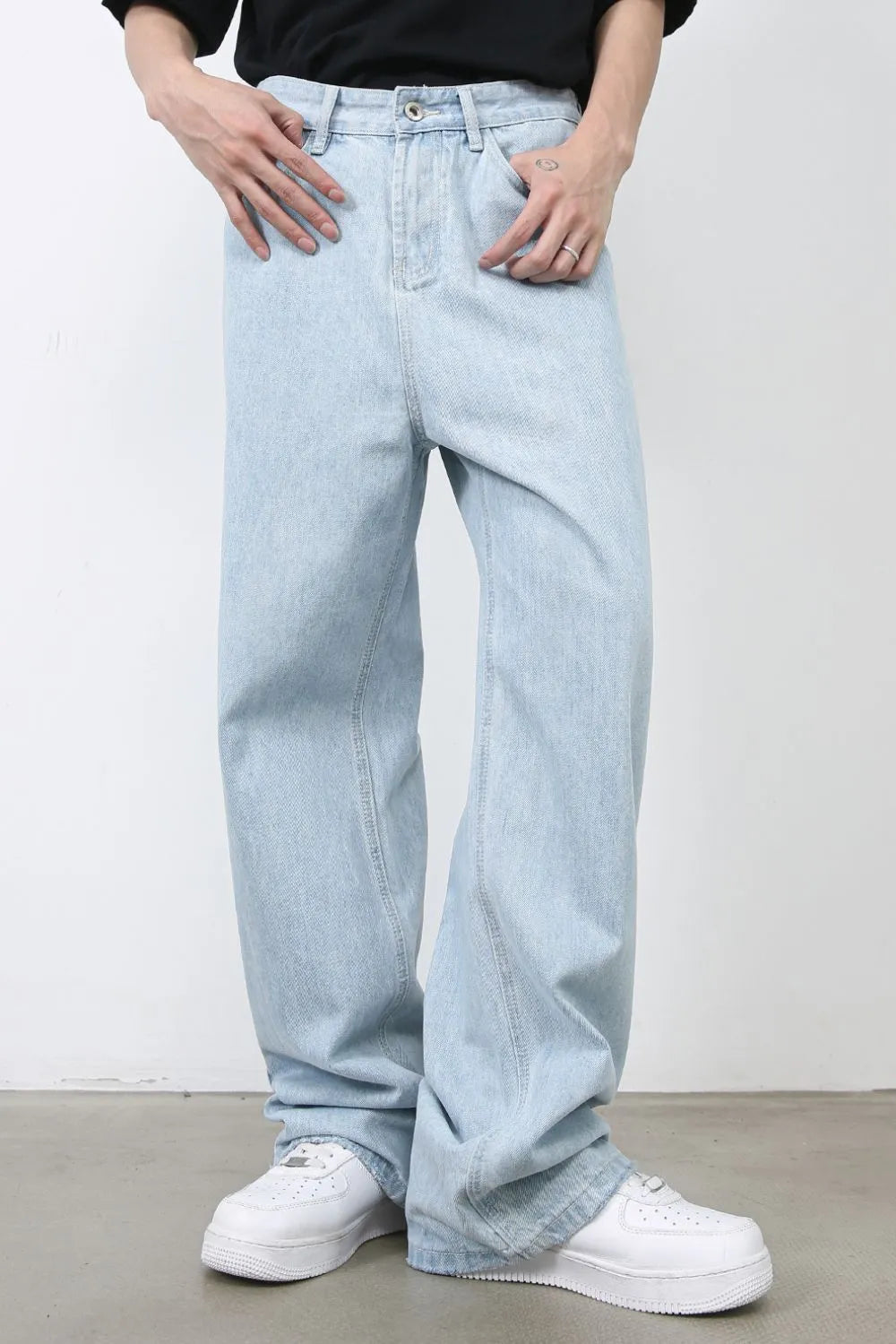 Baggy light blue denim palazzo jeans with button closure and front pockets