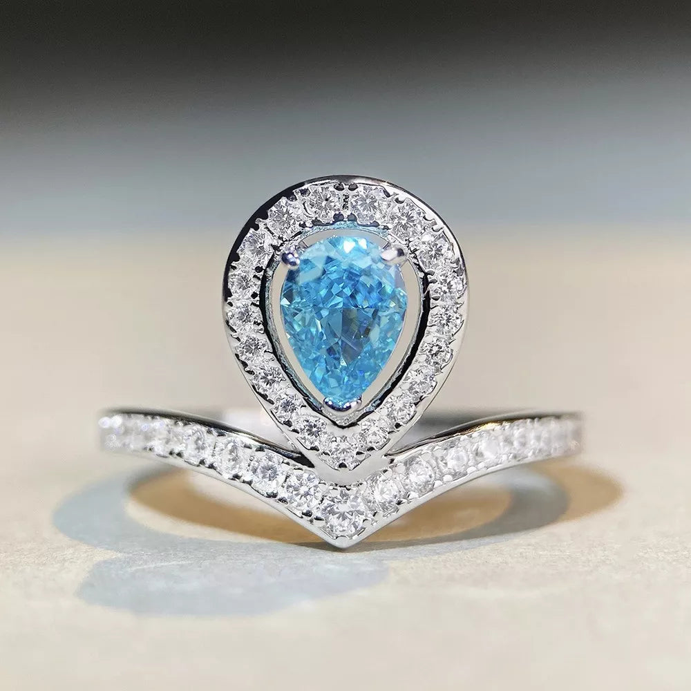 ring in silver featuring teardrop-shaped zircon and fitted fit