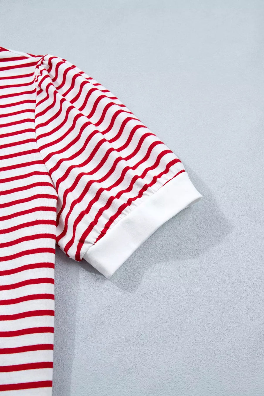 Classic striped maternity t-shirt with puff sleeves and white cuffs.