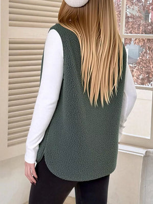 vest in Black with round neck and sleeveless