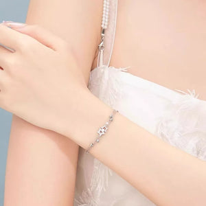 bracelet in silver featuring zircon embellishment and slim fit