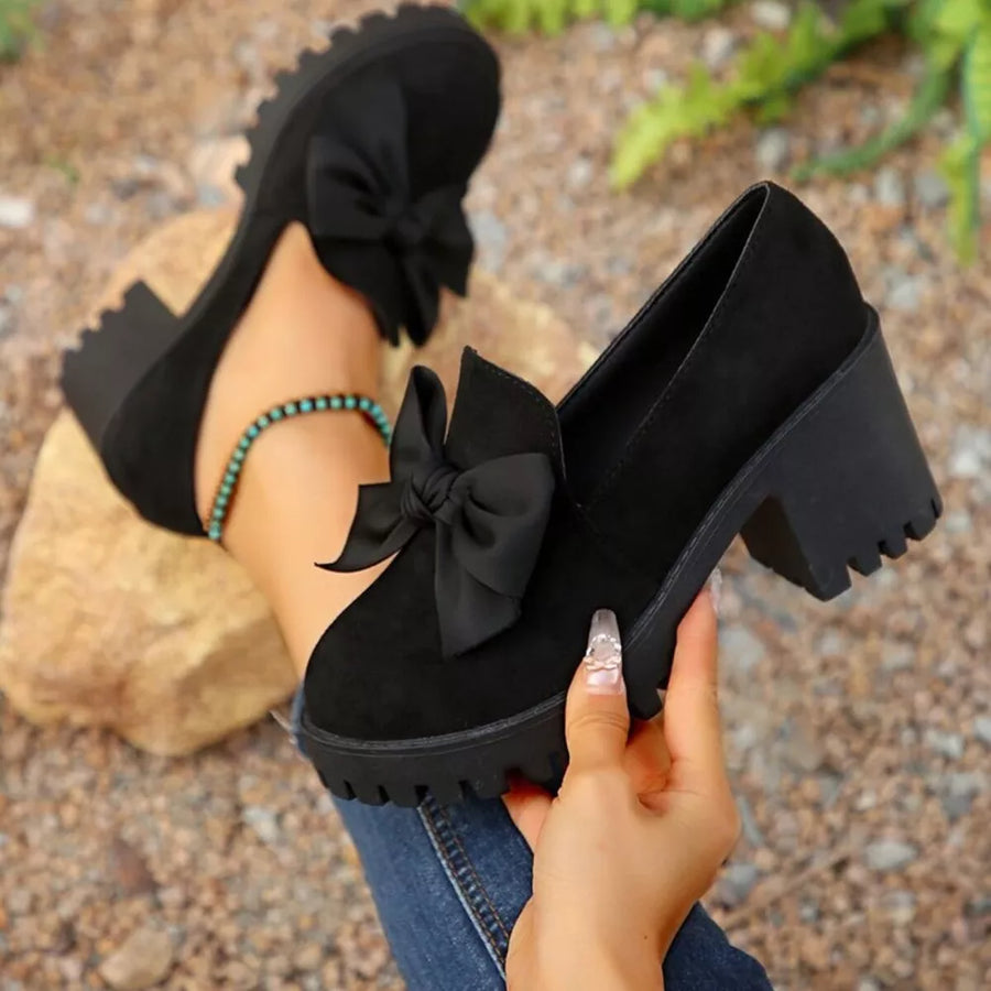 Black with Round Toe Block Heels Pumps in Black
