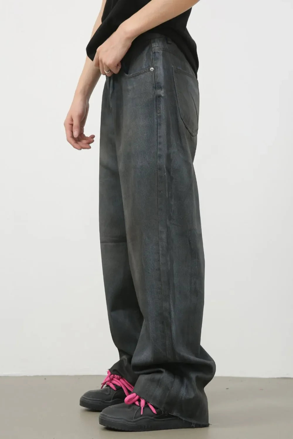 Washed denim wide-leg trousers in dark, featuring a relaxed fit and casual style.