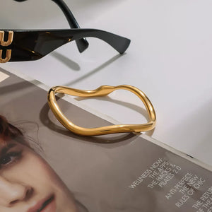 bracelet in gold featuring gold-plated and regular fit