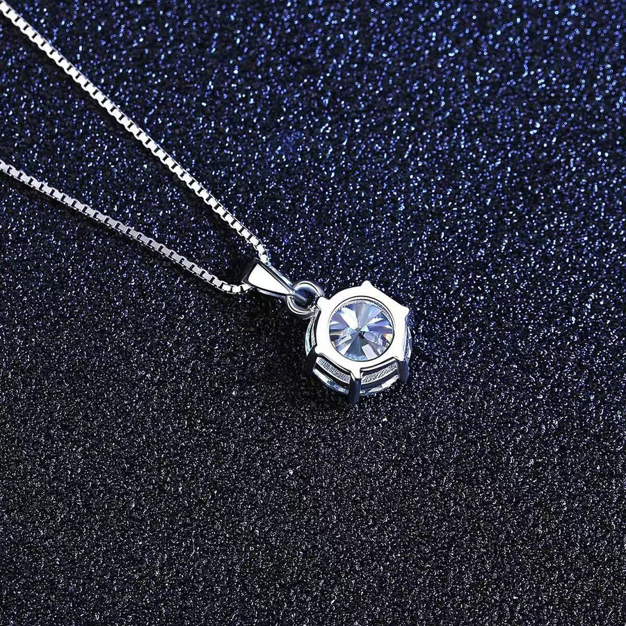 925 sterling silver,Moissanite Carat weight: 1CT Care instructions: Avoid wearin necklace in Silver with straight silhouette