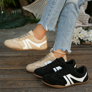 sneakers in black featuring round toe and regular fit