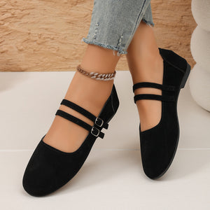 Round Toe Slip-On Mary Jane Flats in 黑斑点 with round toe