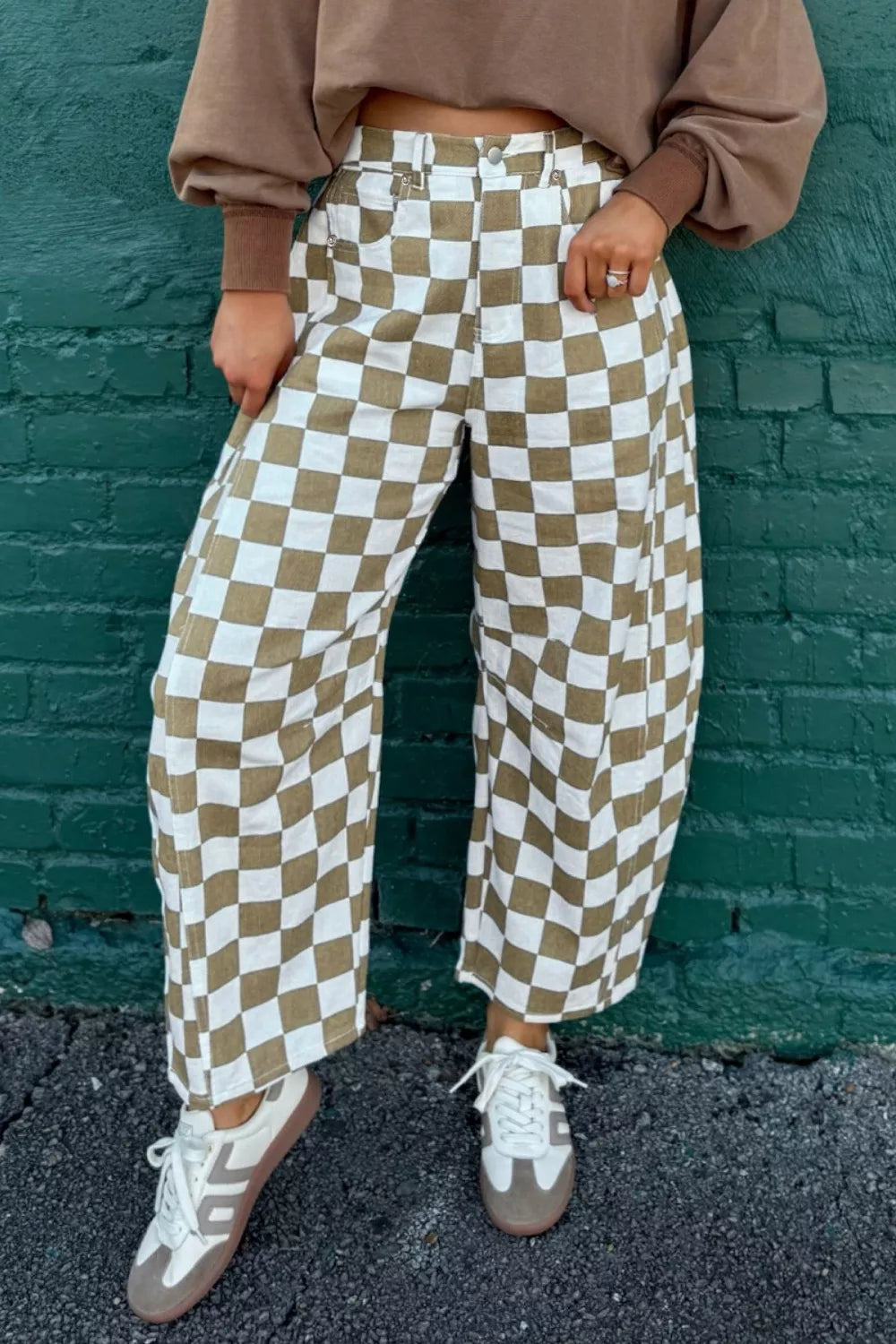 Chic checkered barrel maternity pants in cotton with a wide leg and button closure.