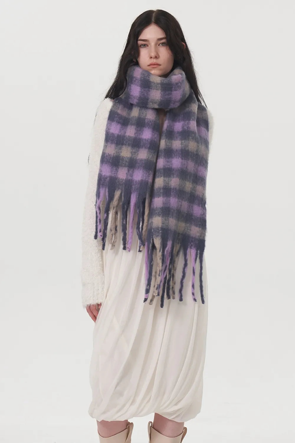 Plush checkered scarf in lilac with fringe detail.