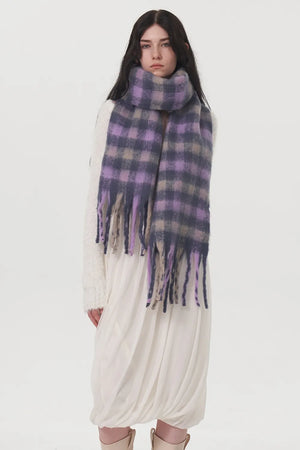 Plush checkered scarf in lilac with fringe detail.