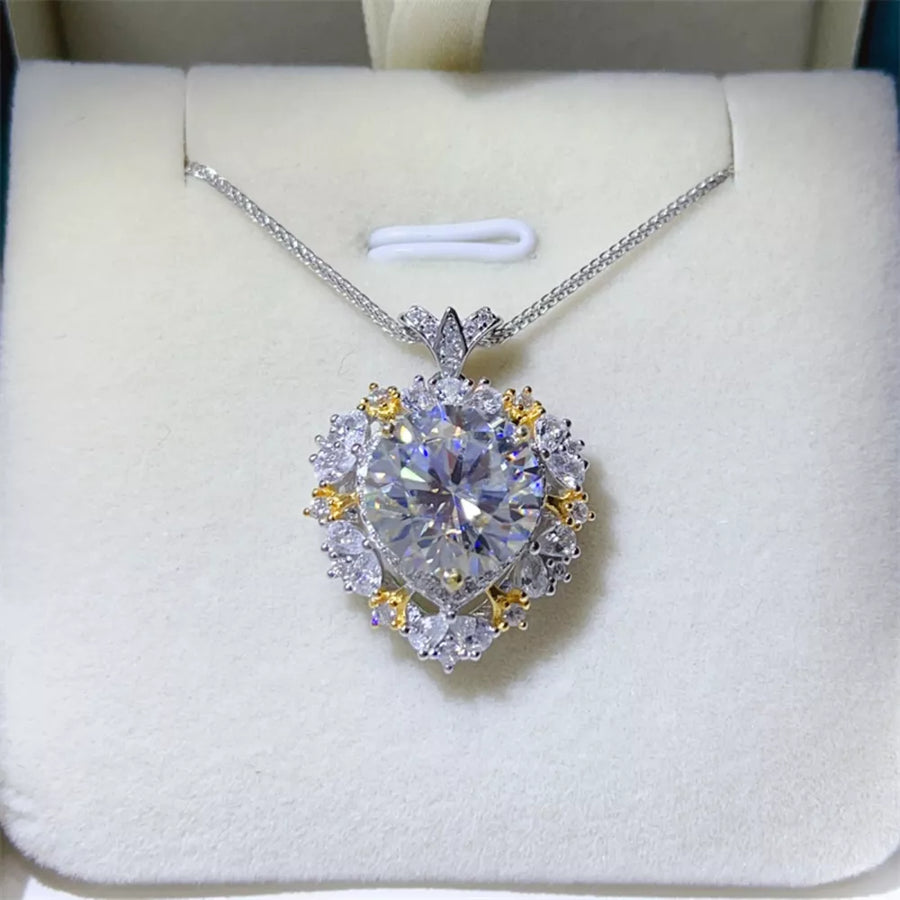 Necklace in Silver with floral and moissanite stones