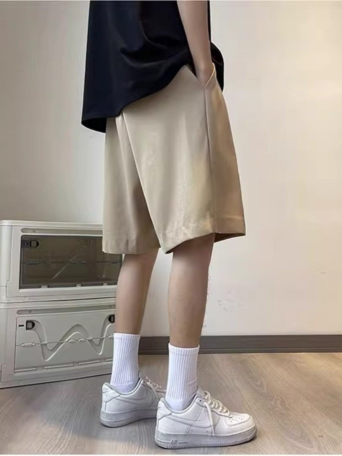 Men's khaki loose-fit casual shorts with pockets, mid-thigh length